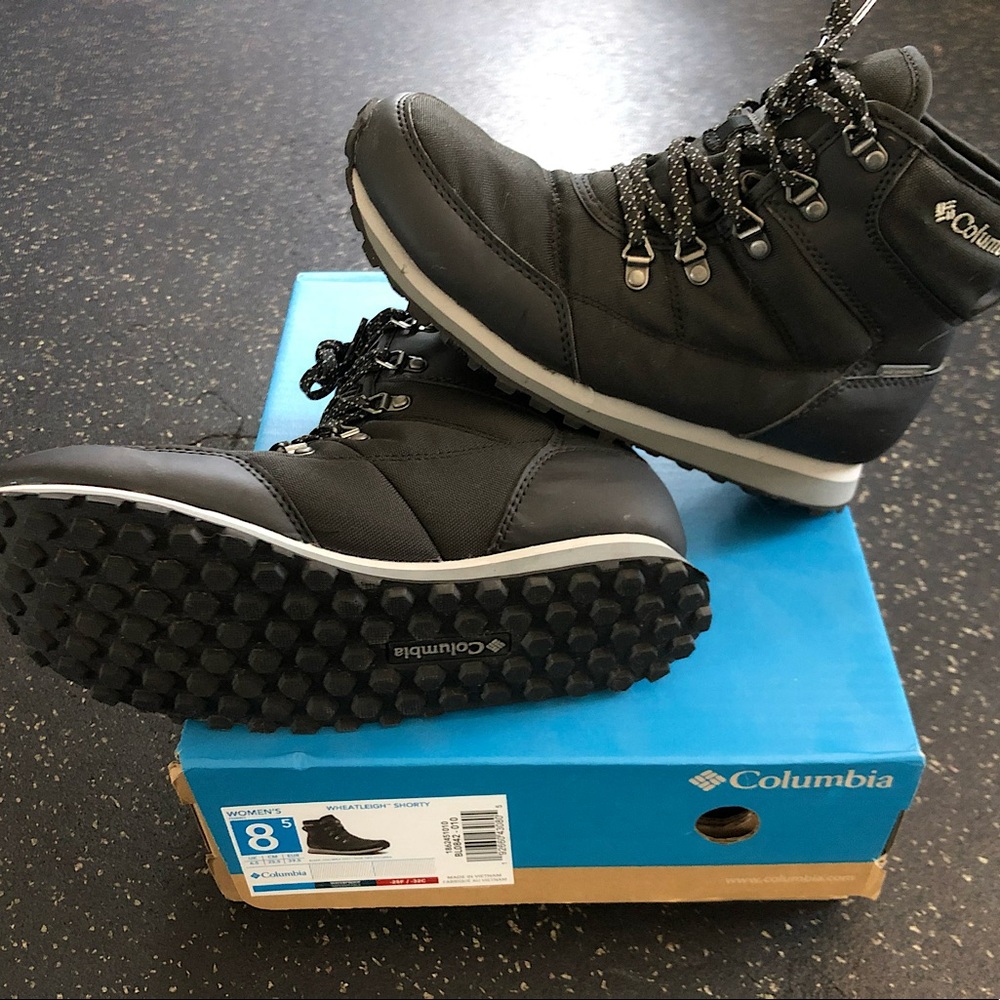 Columbia Wheatleigh Shorty Boots In Black Size 8.5 fits like an 8